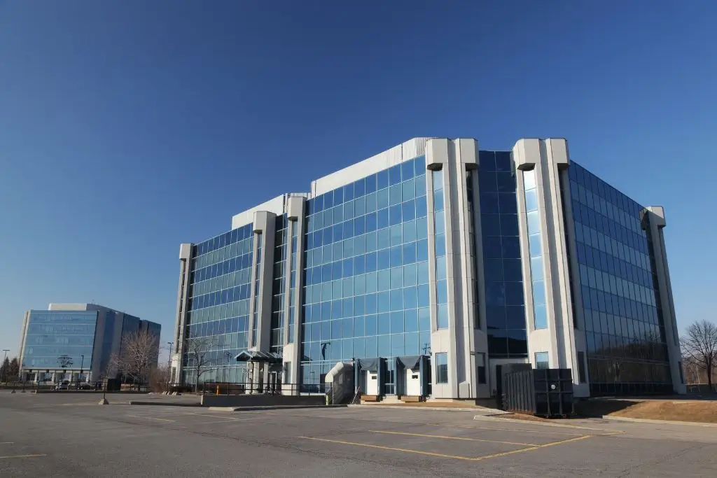 Nowoczesny budynek firmy z panelami fotowoltaicznymi