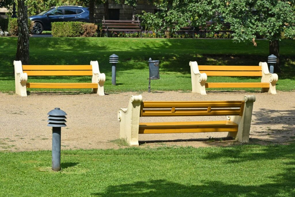Stylowe ławki parkowe