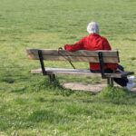 Starszy człowiek w parku